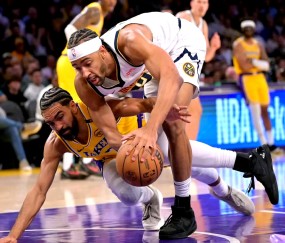 爱游戏-关于詹姆斯巅峰对决，凯恩与90激战湖人分钟，战术调整胜负难料！的信息