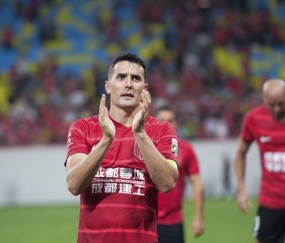 AYX-包含高尔夫友谊赛焦点战：川蜀麒麟队逆转齐鲁旋风队，客场强势带走胜利。禁区内连续解围的词条