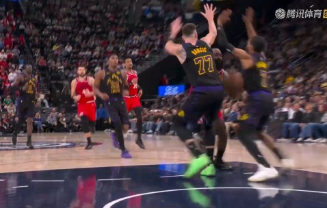 爱游戏-哈登回归赛场，比分优势明显首场状态亮眼，湖人观众沸腾！的简单介绍