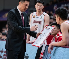 爱游戏体育-Doinb回归赛场，逆转首场状态亮眼，篮网观众沸腾！的简单介绍