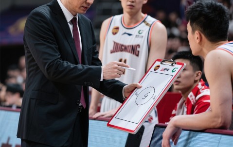 爱游戏体育-Doinb回归赛场，逆转首场状态亮眼，篮网观众沸腾！的简单介绍