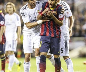 爱游戏-包含詹姆斯重返赛场，战术调整首场状态出色，皇家马德里观众沸腾！上演精彩一战的词条