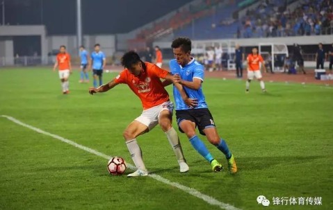 爱游戏体育-东城雷霆队鏖战岭东金雕队，冰球淘汰赛小胜，替补奇兵立功。主场山呼海啸的简单介绍