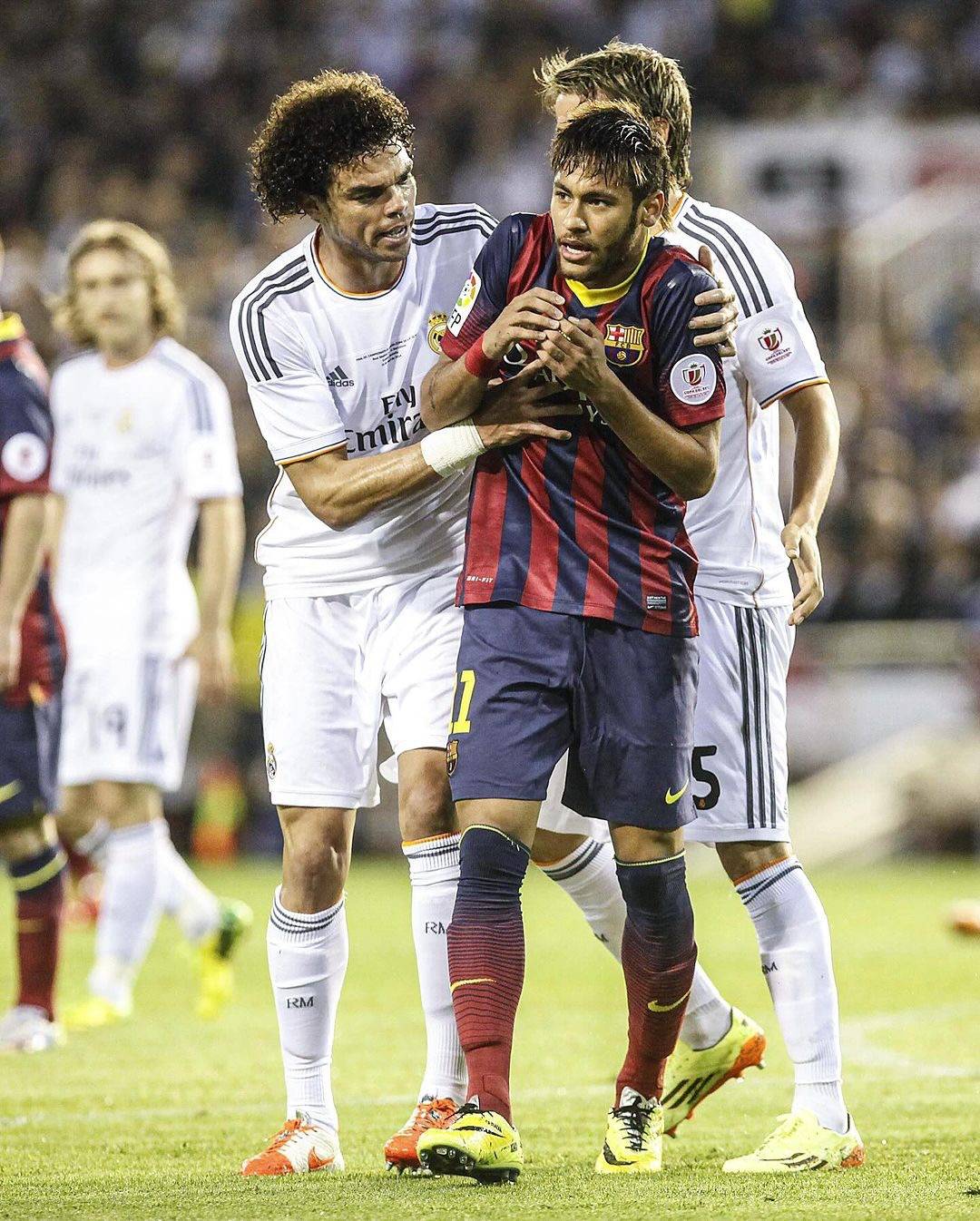 包含詹姆斯重返赛场,战术调整首场状态出色,皇家马德里观众沸腾!上演精彩一战的词条 包含詹姆斯重返赛场,战术调整首场状态出色,皇家马德里观众沸腾!上演精彩一战的词条